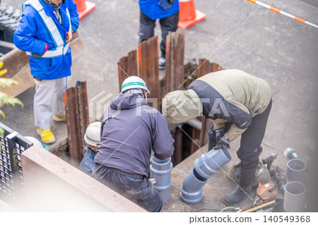 道路開挖工程,用於鋪設和維修污水和供水管道;擋土牆;板樁;生命線;樹脂管;增強塑膠管。 道路開挖工程,用於鋪設和維修污水和供水管道;擋土牆;板樁;生命線;樹脂管;增強塑膠管。 140549368