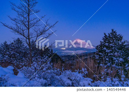 [Shizuoka Prefecture] Viewing Mt. Fuji from the snow-covered Jikkoku Pass 140549446