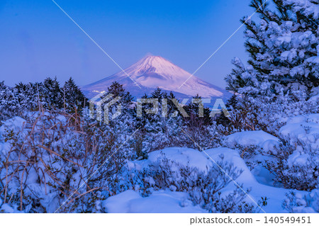 【靜岡縣】從白雪皚皚的直落峠眺望富士山 140549451