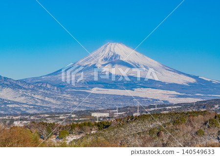 [Shizuoka Prefecture] Mount Fuji seen across a snow-covered vegetable field 140549633
