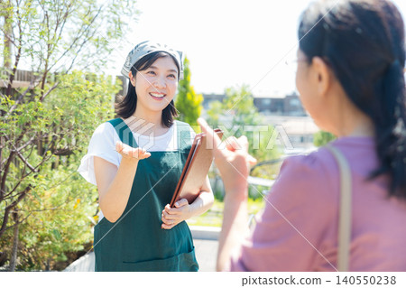 露天咖啡館工作人員 露天咖啡館工作人員 140550238