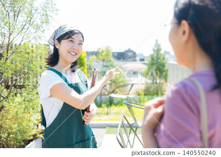 露天咖啡館工作人員 140550240