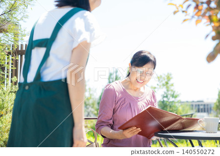 老人們在露天咖啡館放鬆身心 老人們在露天咖啡館放鬆身心 140550272