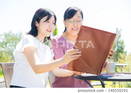 一群老年人和中年婦女在露天咖啡館放鬆身心。 140550291