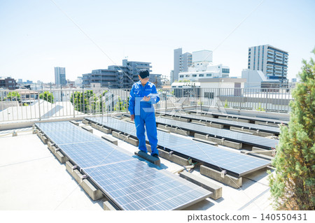 老年人在辦公大樓屋頂檢查太陽能板 老年人在辦公大樓屋頂檢查太陽能板 140550431
