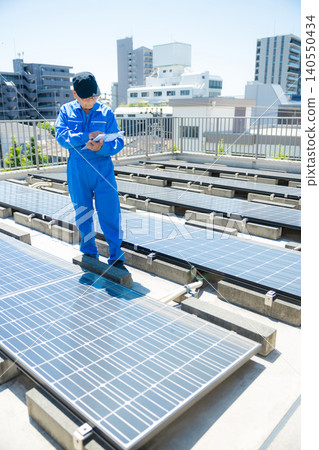 老年人在辦公大樓屋頂檢查太陽能板 老年人在辦公大樓屋頂檢查太陽能板 140550434