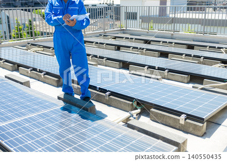 老年人在辦公大樓屋頂檢查太陽能板 老年人在辦公大樓屋頂檢查太陽能板 140550435