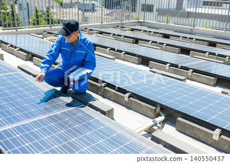 老年人在辦公大樓屋頂檢查太陽能板 老年人在辦公大樓屋頂檢查太陽能板 140550437