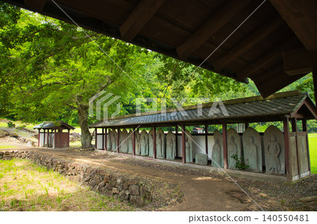 一條谷,西山弘聖寺遺址掩映在蔥鬱的綠蔭之中。 一條谷,西山弘聖寺遺址掩映在蔥鬱的綠蔭之中。 140550481