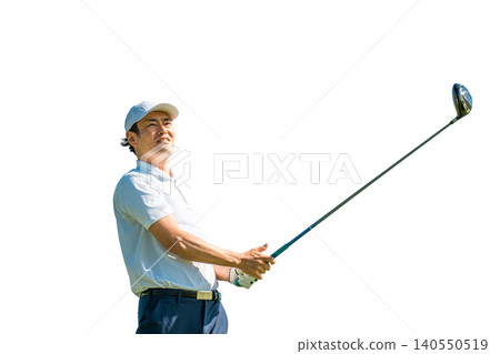 一名男性高爾夫球手在高爾夫球場打高爾夫球(嚴肅、開球、高爾夫比賽) 一名男性高爾夫球手在高爾夫球場打高爾夫球(嚴肅、開球、高爾夫比賽) 140550519