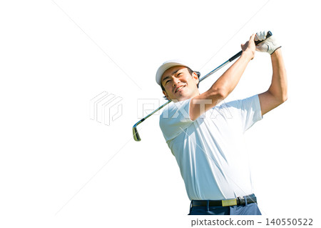 一名男性高爾夫球手在高爾夫球場打高爾夫球（嚴肅、開球、高爾夫比賽） 140550522