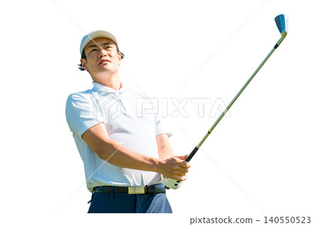 一名男性高爾夫球手在高爾夫球場打高爾夫球（嚴肅、開球、高爾夫比賽） 140550523