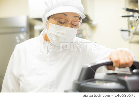 Part-time staff working in white coats 140550575