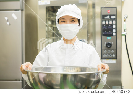 身穿白大褂的兼職人員 身穿白大褂的兼職人員 140550580