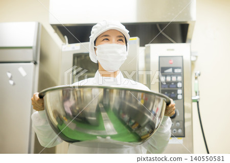 身穿白大褂的兼職人員 140550581