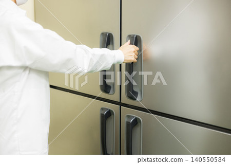 身穿白大褂的兼職人員 身穿白大褂的兼職人員 140550584