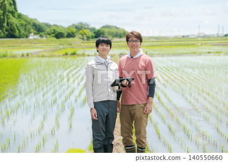 農民們站在田間小路。 140550660