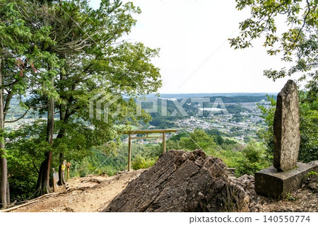 A panoramic view of the Kinchakuda settlement and the silhouette of a city stretching out in the distance from a scenic viewpoint on Mt. Hiwada (Hidaka City, Saitama Prefecture) A panoramic view of the Kinchakuda settlement and the silhouette of a city stretching out in the distance from a scenic viewpoint on Mt. Hiwada (Hidaka City, Saitama Prefecture) 140550774