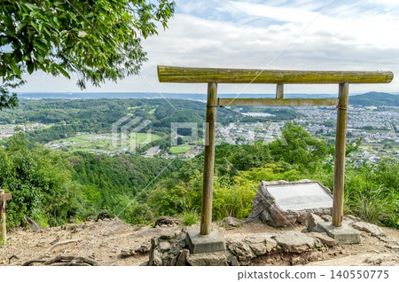 A beautiful view of the green Kinchakuda area and the townscape stretching to the horizon from the summit of Mt. Hiwada (Hidaka City, Saitama Prefecture) A beautiful view of the green Kinchakuda area and the townscape stretching to the horizon from the summit of Mt. Hiwada (Hidaka City, Saitama Prefecture) 140550775