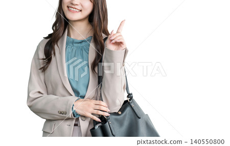 年輕的亞洲女商人在城市的辦公區散步 年輕的亞洲女商人在城市的辦公區散步 140550800