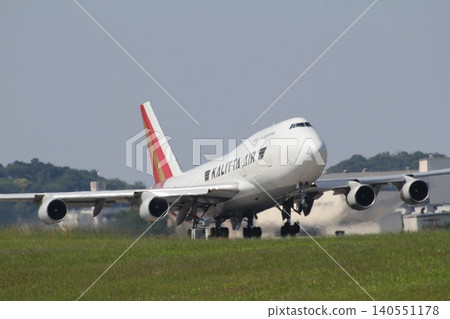 一架卡利塔航空的波音747客機從橫田空軍基地起飛。 一架卡利塔航空的波音747客機從橫田空軍基地起飛。 140551178