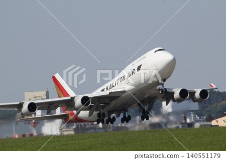 一架卡利塔航空的波音747客機從橫田空軍基地起飛。 140551179