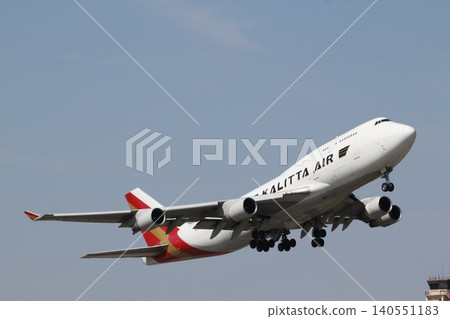 一架卡利塔航空的波音747客機從橫田空軍基地起飛。 一架卡利塔航空的波音747客機從橫田空軍基地起飛。 140551183