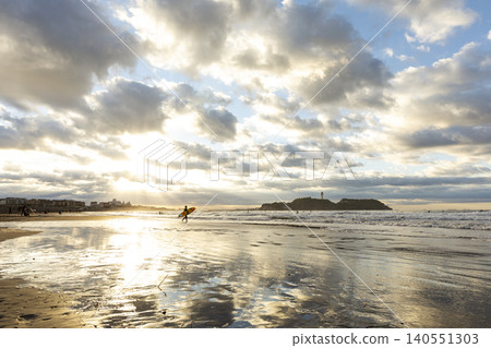 Shonan Kugenuma Beach: Morning view of Enoshima and surfers heading out to sea Shonan Kugenuma Beach: Morning view of Enoshima and surfers heading out to sea 140551303
