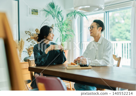 一對夫婦要交談 一對夫婦要交談 140552214