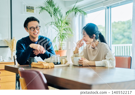 一對夫婦要交談 一對夫婦要交談 140552217