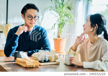 一對夫婦要交談 一對夫婦要交談 140552220