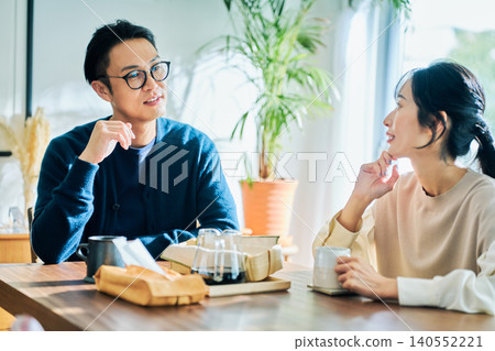 一對夫婦要交談 一對夫婦要交談 140552221