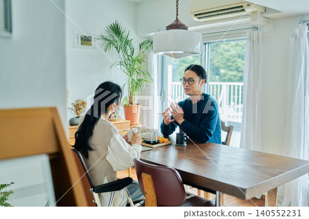 一對夫婦要交談 140552231