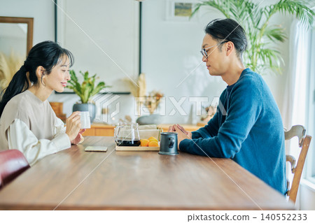 一對夫婦要交談 一對夫婦要交談 140552233