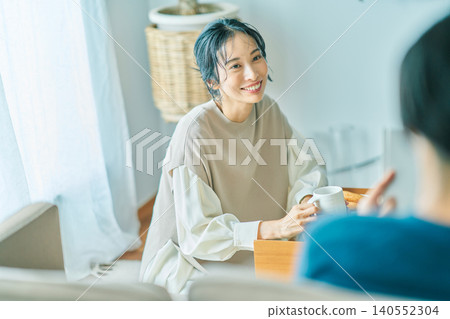 一對情侶愉快地交談著。 一對情侶愉快地交談著。 140552304