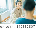 一對情侶愉快地交談著。 140552307