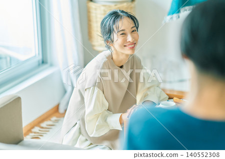 一對情侶愉快地交談著。 一對情侶愉快地交談著。 140552308