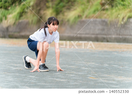 國中、高中女生在校園裡奔跑(俱樂部活動、運動會、田徑運動會、班級比賽、田徑運動會、田徑俱樂部) 國中、高中女生在校園裡奔跑(俱樂部活動、運動會、田徑運動會、班級比賽、田徑運動會、田徑俱樂部) 140552330