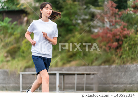 國中、高中女生在校園裡奔跑（俱樂部活動、運動會、田徑運動會、班級比賽、田徑運動會、田徑俱樂部） 140552334
