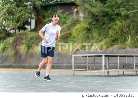 國中、高中女生在校園裡奔跑(俱樂部活動、運動會、田徑運動會、班級比賽、田徑運動會、田徑俱樂部) 國中、高中女生在校園裡奔跑(俱樂部活動、運動會、田徑運動會、班級比賽、田徑運動會、田徑俱樂部) 140552335