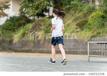 國中、高中女生在校園裡奔跑（俱樂部活動、運動會、田徑運動會、班級比賽、田徑運動會、田徑俱樂部） 140552336