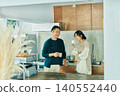 一對夫婦在廚房裡說話 140552440