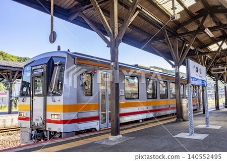姬路新宿線的 KiHa 120 號列車停靠津山站。 140552495