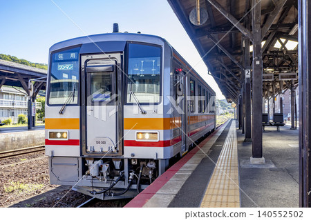 姬路新宿線的 KiHa 120 號列車停靠津山站。 姬路新宿線的 KiHa 120 號列車停靠津山站。 140552502