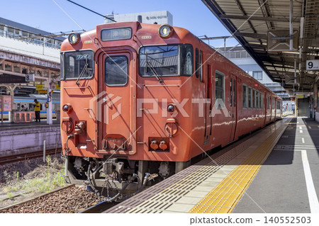 津山線的 KiHa 40 號列車停靠岡山站。 津山線的 KiHa 40 號列車停靠岡山站。 140552503