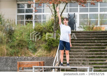 一名女學生身著運動服在運動會上宣誓 一名女學生身著運動服在運動會上宣誓 140552726