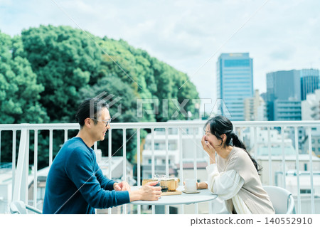 一對夫婦在陽台上享用咖啡 一對夫婦在陽台上享用咖啡 140552910