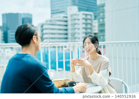 一對夫婦在陽台上享用咖啡 一對夫婦在陽台上享用咖啡 140552916