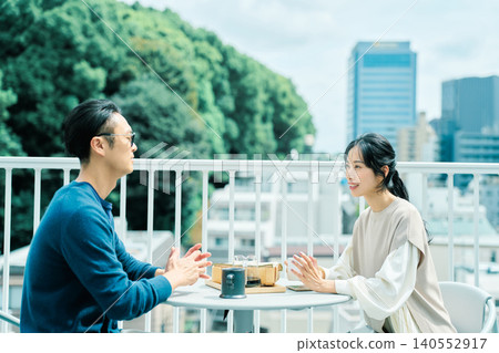 一對夫婦在陽台上享用咖啡 一對夫婦在陽台上享用咖啡 140552917