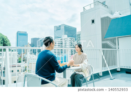 一對夫婦在陽台上享用咖啡 140552933
